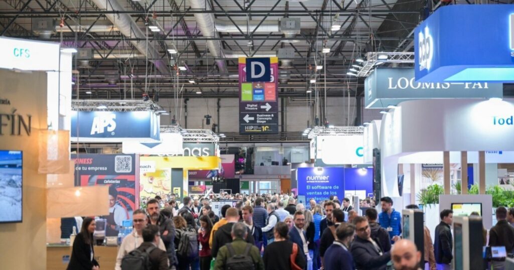 Vista general de la feria HIP 2027 en Ifema Madrid con asistentes y expositores.