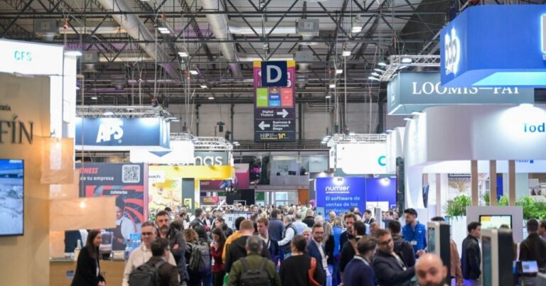 Vista general de la feria HIP 2027 en Ifema Madrid con asistentes y expositores.