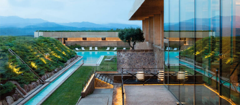 Vista del Hotel Esperit Roca en Girona con piscina y montañas al fondo