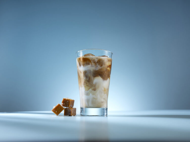 Iced latte con caramelo salado en vaso de cristal