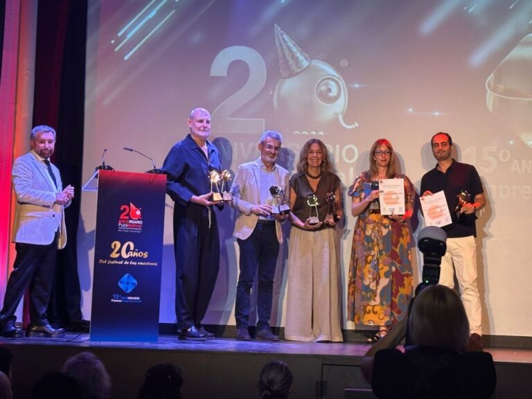 Premiados en Publifestival 2026 mostrando sus galardones en el escenario.