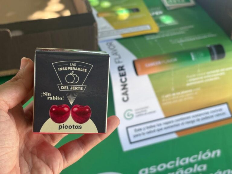 Caja de cerezas picotas del Jerte en un evento de intercambio