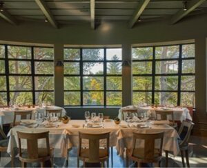 Vista del interior del restaurante Urruti con mesas y ventanales grandes