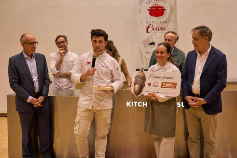 Javier Fuentes recibiendo el primer premio en el concurso de cocina ibérica
