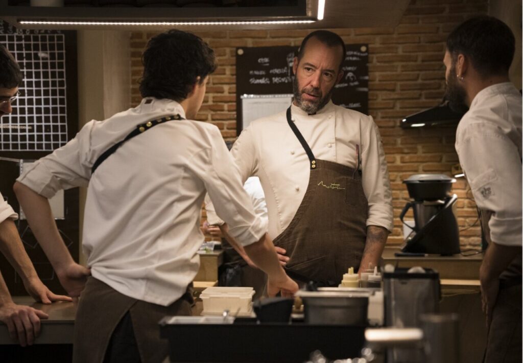 Chef y equipo en cocina del restaurante Montia en San Lorenzo de El Escorial