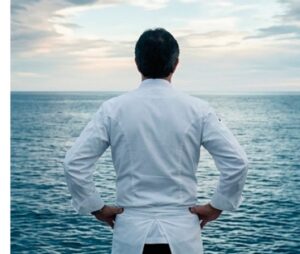 Chef José Carlos García mirando al mar desde su restaurante en Málaga