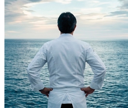 Chef José Carlos García mirando al mar desde su restaurante en Málaga
