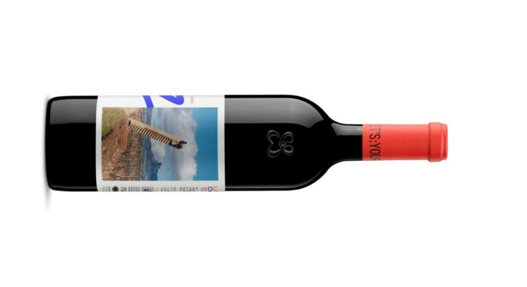 Botella de vino Lan D-12 con imagen de instalación artística