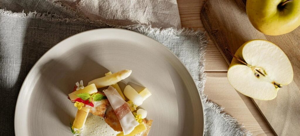 Plato gourmet con manzana y otros ingredientes creativos