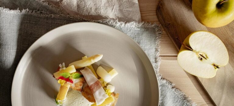 Plato gourmet con manzana y otros ingredientes creativos