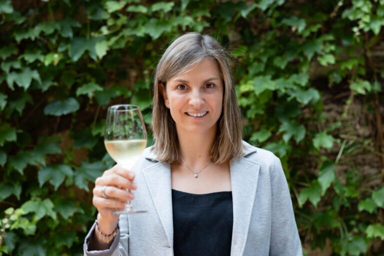 Marta Vidal sosteniendo una copa de cava en un entorno natural