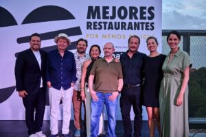 Grupo de expertos gastronómicos en evento sobre restaurantes en España