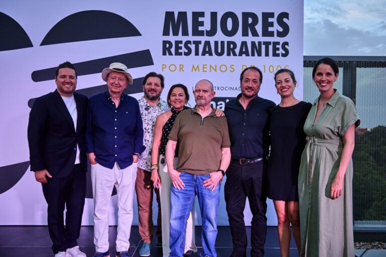 Grupo de expertos gastronómicos en evento sobre restaurantes en España