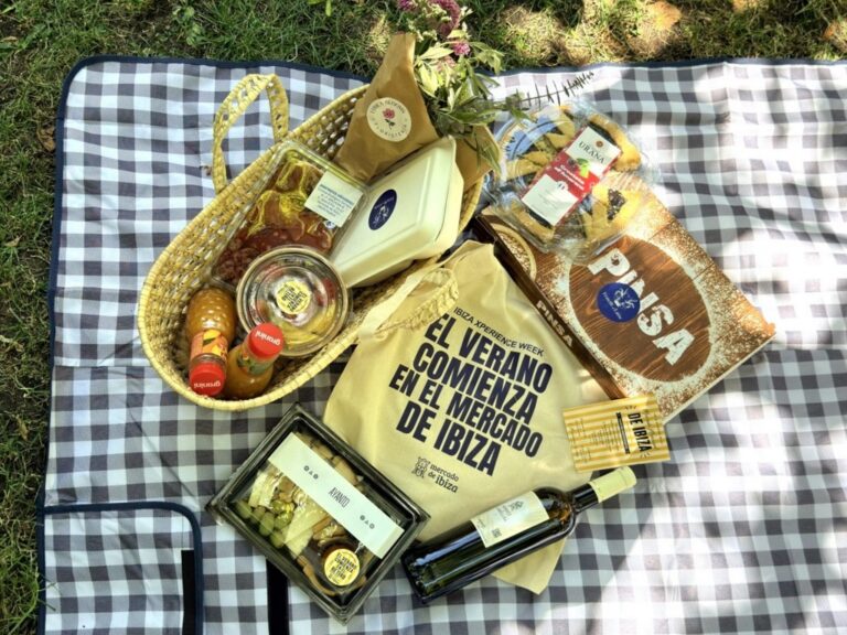 Cesta de picnic con productos ibicencos en el Mercado de Ibiza