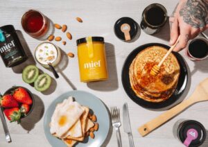 Desayuno gourmet con miel de León, tostadas y frutas frescas