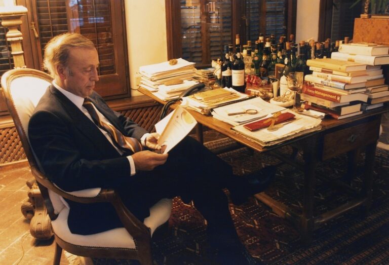 Miguel A. Torres leyendo en su biblioteca Mas La Plana.