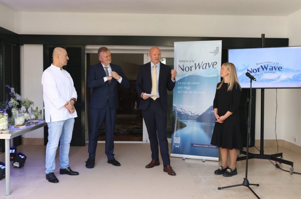 Evento gastronómico sobre la ola Norwave en Mar de Noruega