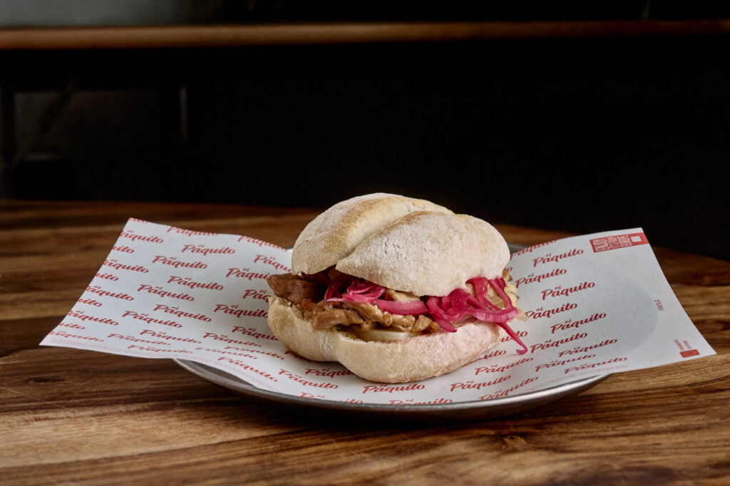 Bocadillo de cordero de Pacto Raíz en un plato