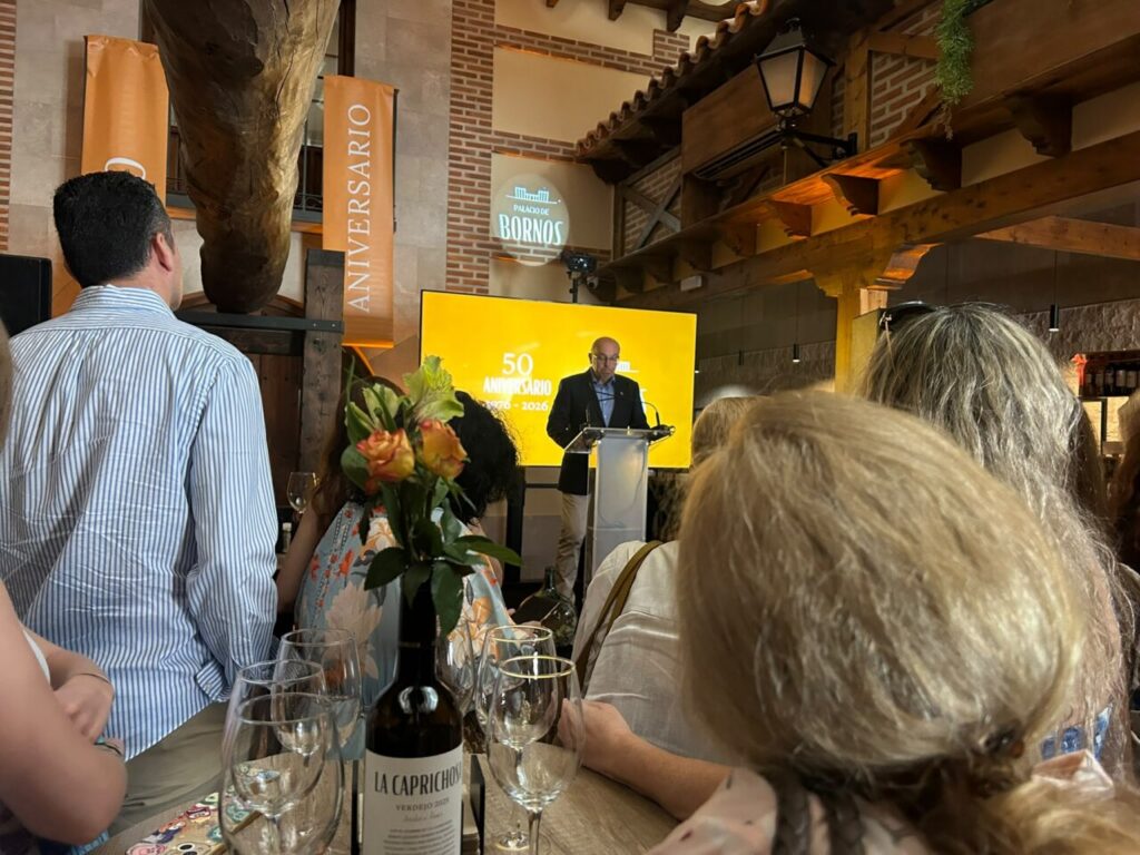 Celebración del 50 aniversario de Palacio de Bornos con asistentes y ponente
