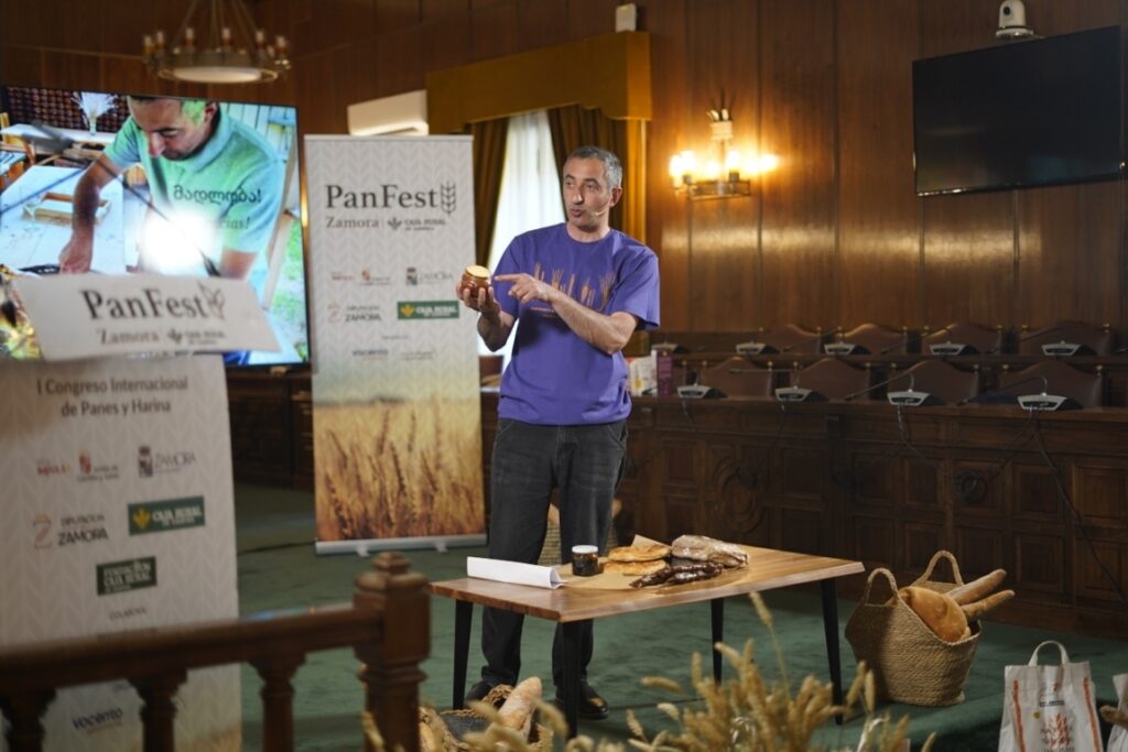 Zaza Ivanidze presentando en PanFest con pan y mermelada