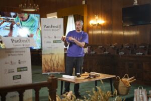 Zaza Ivanidze presentando en PanFest con pan y mermelada