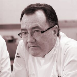 Retrato del cocinero asturiano Pedro Morán en su cocina.