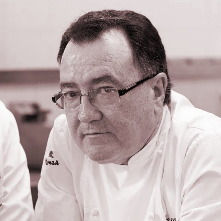 Retrato del cocinero asturiano Pedro Morán en su cocina.