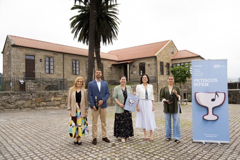 Grupo de personas en Bodegas Fillaboa durante evento Petiscos IKFEM