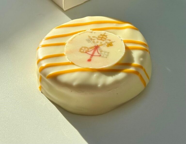 Postre Cor Unum decorado con chocolate blanco y amarillo