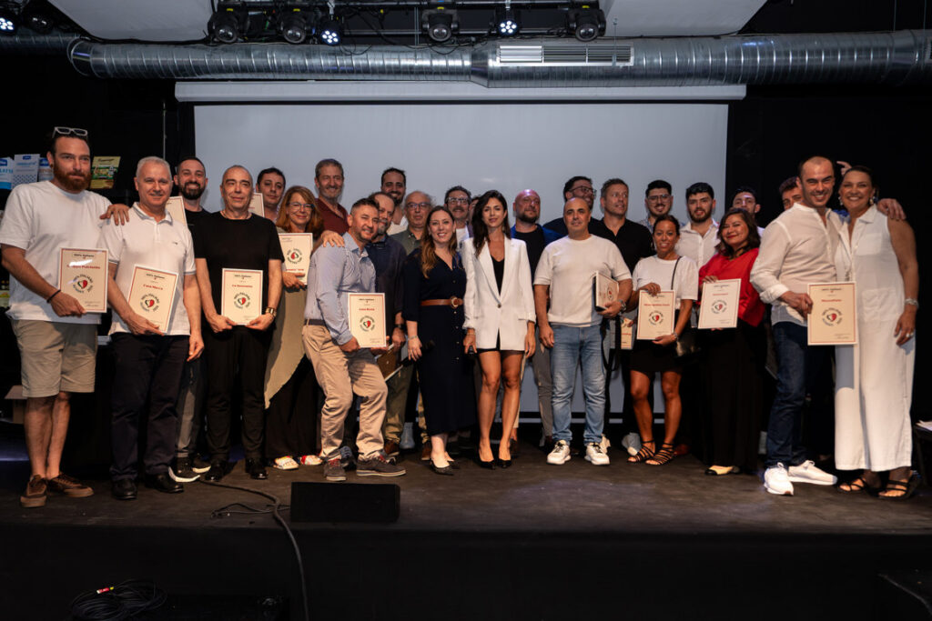 Grupo de profesionales premiados en The Italian Show con diplomas