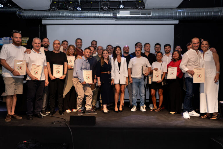 Grupo de profesionales premiados en The Italian Show con diplomas