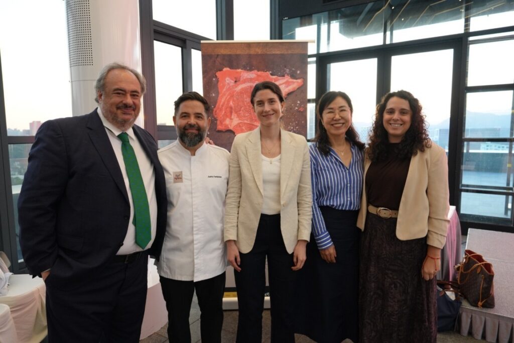 Representantes de Provacuno en un evento en Corea del Sur