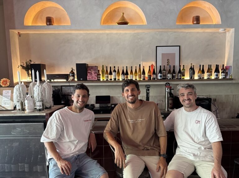 Tres amigos argentinos en el restaurante Querido Martínez en Chamberí