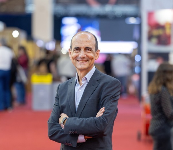 Pep Palau en el Gastronomic Forum Barcelona, sonriendo y vestido de traje.