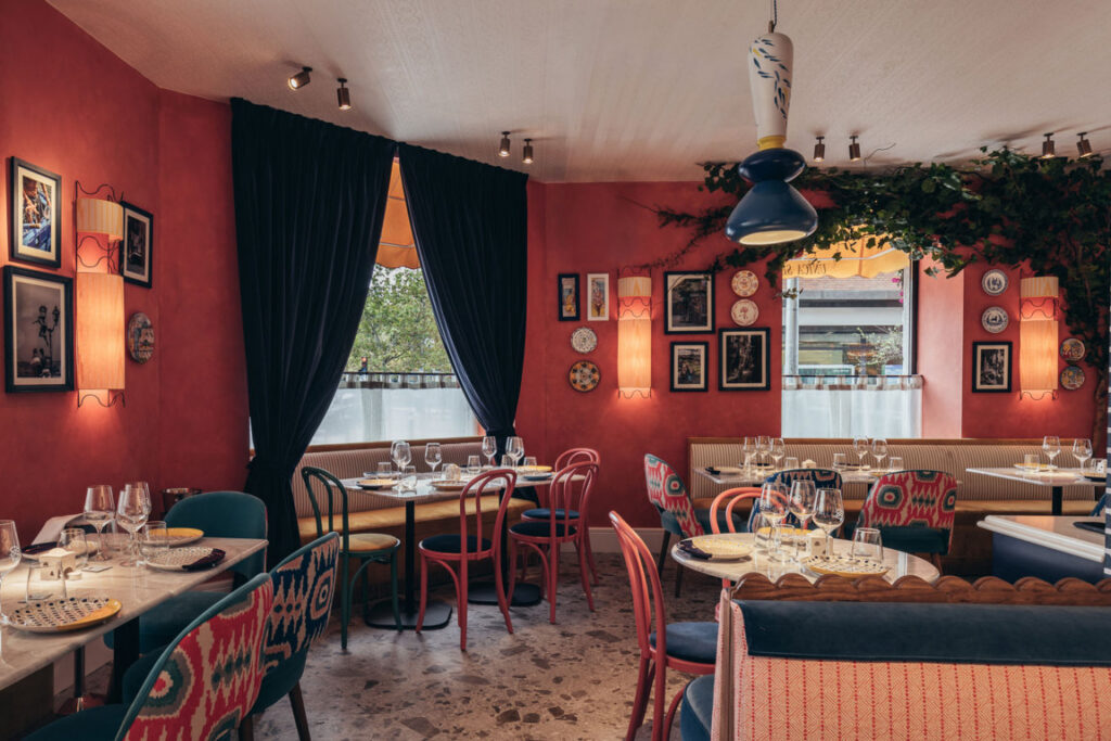 Interior del restaurante Baldoria con decoración colorida y mesas preparadas