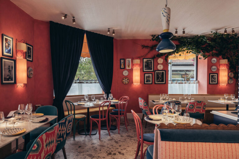 Interior del restaurante Baldoria con decoración colorida y mesas preparadas