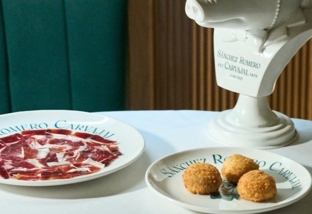 Plato con croquetas y jamón de Sánchez Romero Carvajal