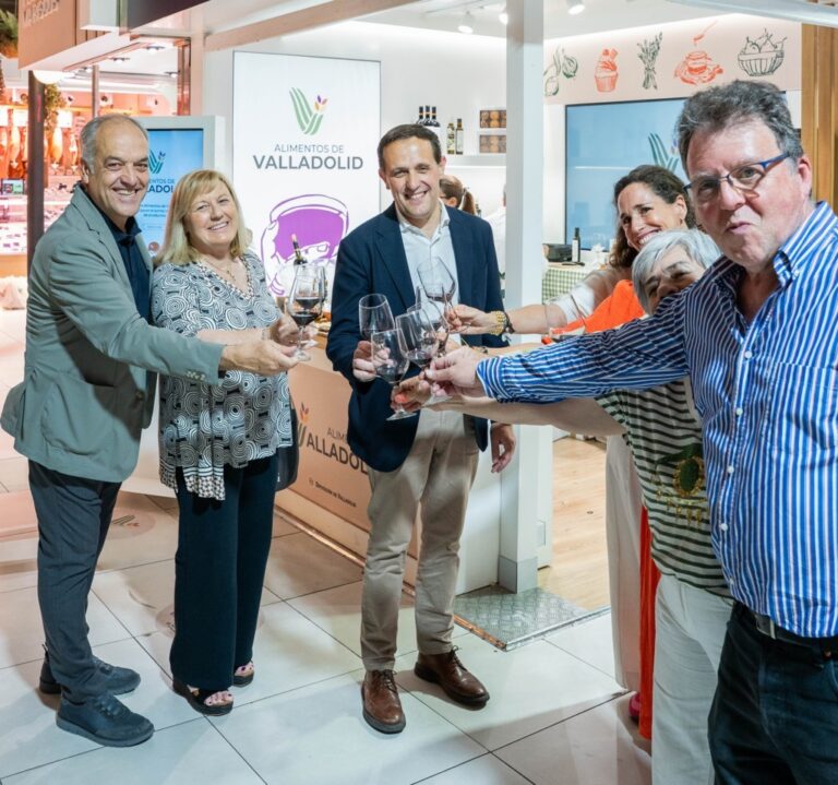 Grupo de personas brindando en la Semana Grande de Alimentos de Valladolid