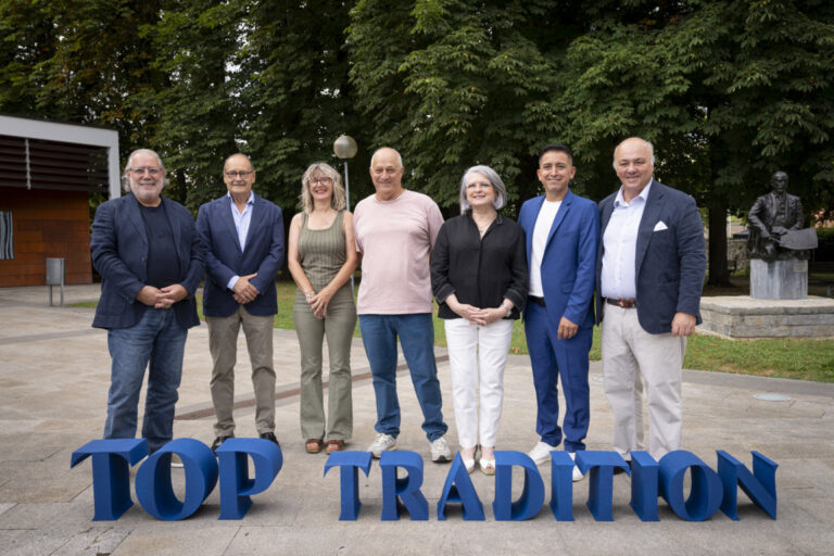 Ceremonia de entrega de premios Top Tradition con varios asistentes