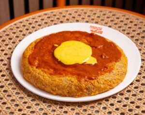 Tortilla del Tour de Francia con salsa picante y alioli de azafrán