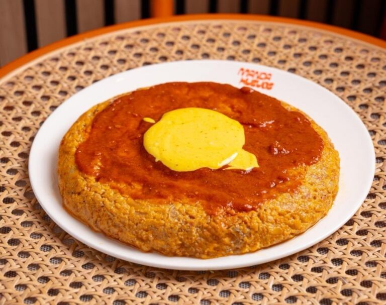 Tortilla del Tour de Francia con salsa picante y alioli de azafrán