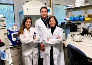 Investigadores de la Universidad de Jaén en un laboratorio de investigación.