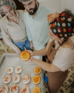 Tres personas observan la elaboración de queso en Extremadura.