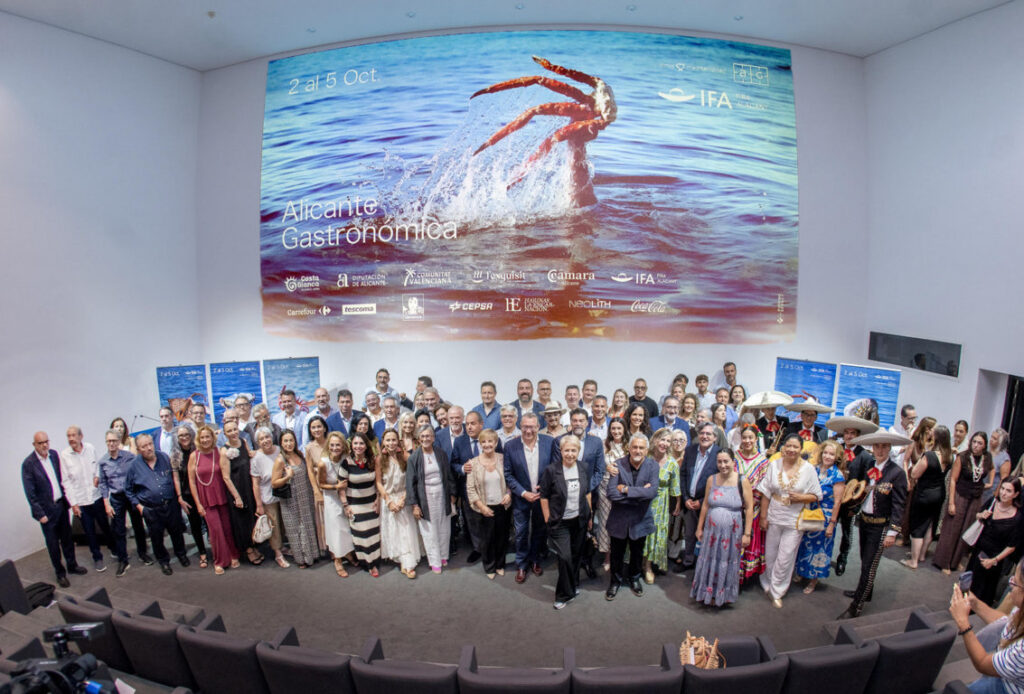 Grupo de personas en la presentación de Alicante Gastronómica 2026