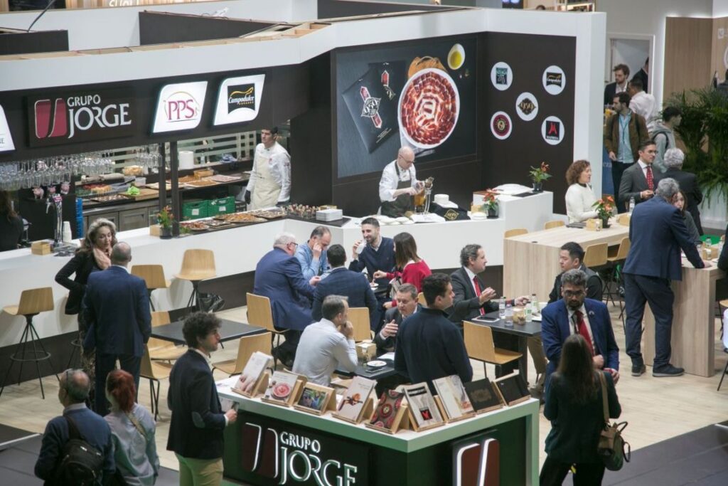 Stand de Grupo Jorge en Anuga Select Ibérica con expositores y visitantes