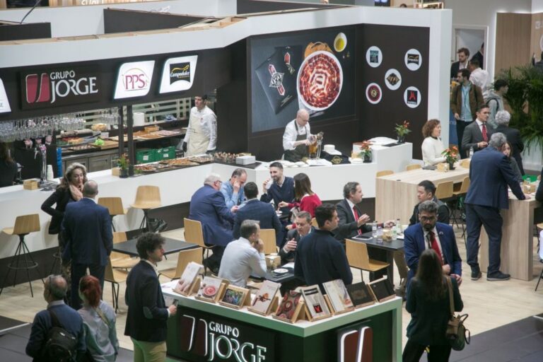 Stand de Grupo Jorge en Anuga Select Ibérica con expositores y visitantes