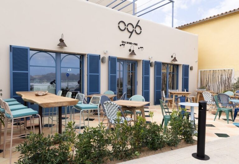 Exterior del restaurante o96 con mesas y sillas frente al mar en Pollença