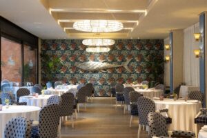Interior del restaurante Atunante con decoración inspirada en el atún rojo de almadraba