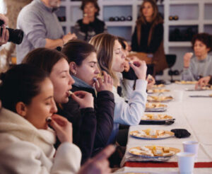 Grupo de personas degustando quesos en una cata en Alicante