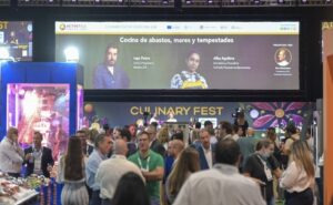 Evento Auténtica 2026 con chefs y asistentes en Sevilla